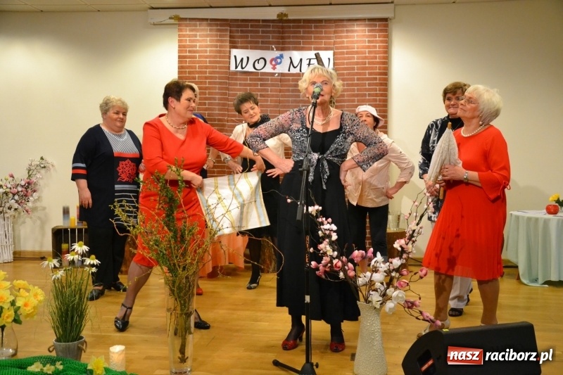 Zdjęcie w galerii na portalu naszraciborz.pl: O kobietach i nie tylko z przymrużeniem oka - montaż słowno-muzyczny na zamku wiadomości z regionu