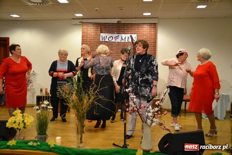 Zdjęcie w galerii na portalu naszraciborz.pl: O kobietach i nie tylko z przymrużeniem oka - montaż słowno-muzyczny na zamku wiadomości z regionu