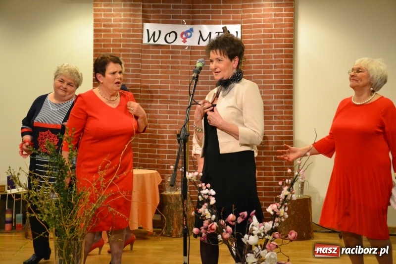 Zdjęcie w galerii na portalu naszraciborz.pl: O kobietach i nie tylko z przymrużeniem oka - montaż słowno-muzyczny na zamku wiadomości z regionu