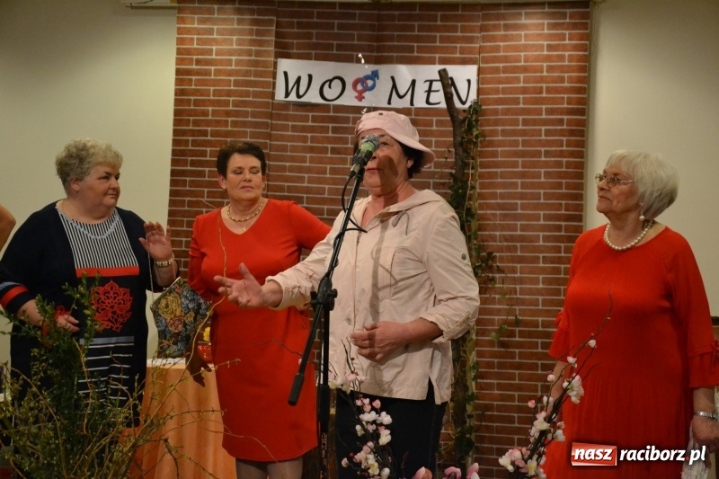 Zdjęcie w galerii na portalu naszraciborz.pl: O kobietach i nie tylko z przymrużeniem oka - montaż słowno-muzyczny na zamku wiadomości z regionu