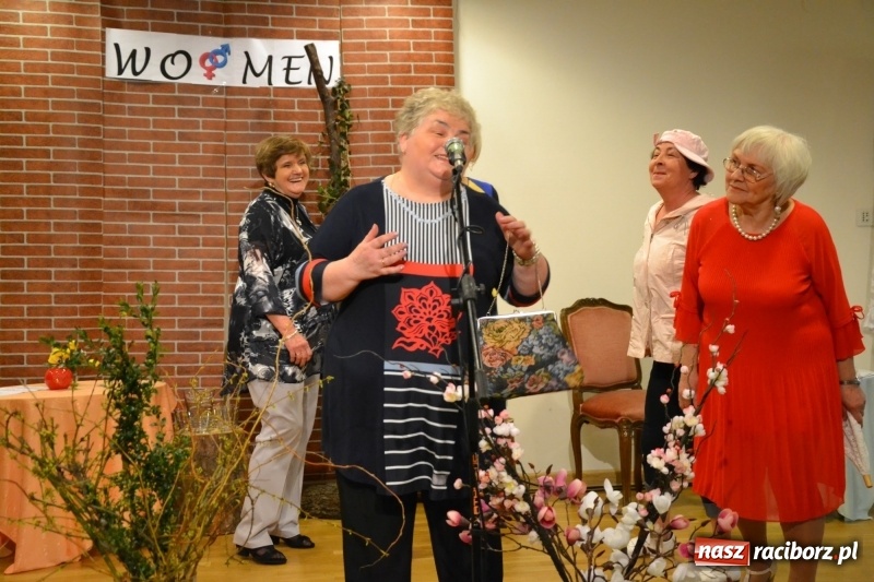 Zdjęcie w galerii na portalu naszraciborz.pl: O kobietach i nie tylko z przymrużeniem oka - montaż słowno-muzyczny na zamku wiadomości z regionu