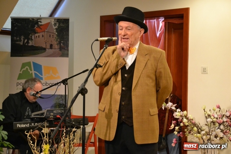 Zdjęcie w galerii na portalu naszraciborz.pl: O kobietach i nie tylko z przymrużeniem oka - montaż słowno-muzyczny na zamku wiadomości z regionu