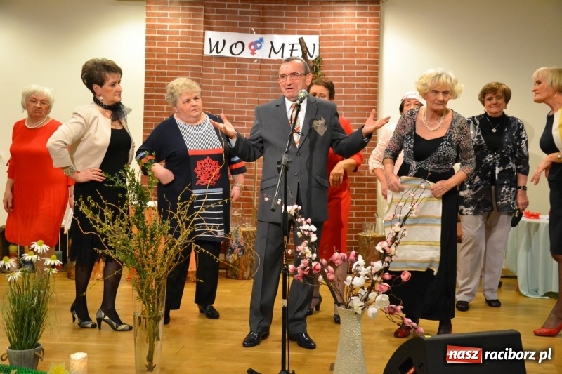 Zdjęcie w galerii na portalu naszraciborz.pl: O kobietach i nie tylko z przymrużeniem oka - montaż słowno-muzyczny na zamku wiadomości z regionu