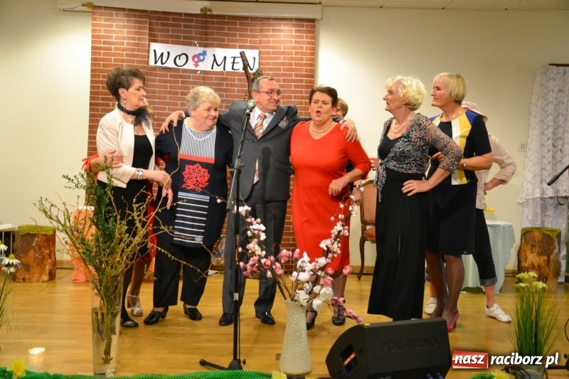 Zdjęcie w galerii na portalu naszraciborz.pl: O kobietach i nie tylko z przymrużeniem oka - montaż słowno-muzyczny na zamku wiadomości z regionu
