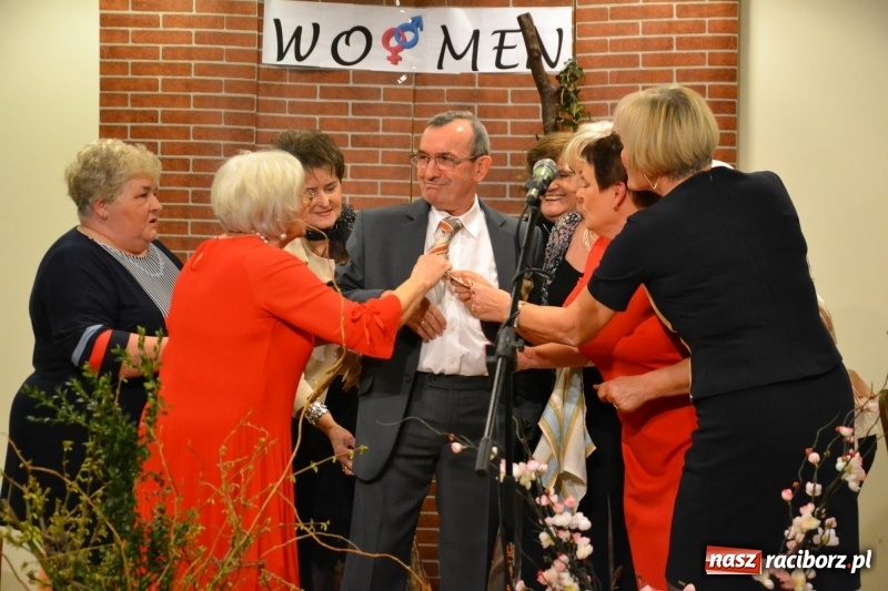 Zdjęcie w galerii na portalu naszraciborz.pl: O kobietach i nie tylko z przymrużeniem oka - montaż słowno-muzyczny na zamku wiadomości z regionu