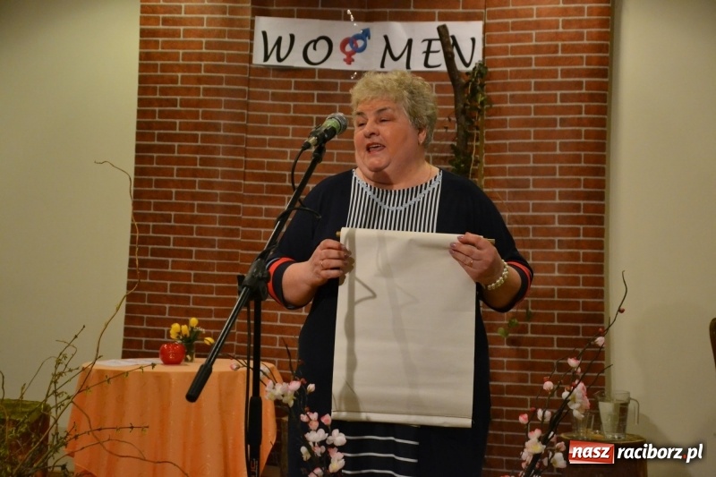 Zdjęcie w galerii na portalu naszraciborz.pl: O kobietach i nie tylko z przymrużeniem oka - montaż słowno-muzyczny na zamku wiadomości z regionu