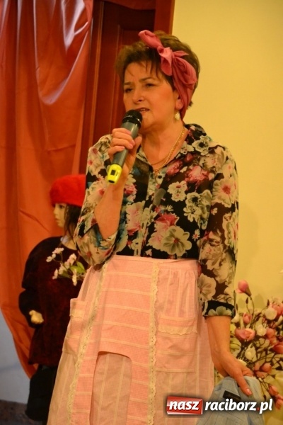 Zdjęcie w galerii na portalu naszraciborz.pl: O kobietach i nie tylko z przymrużeniem oka - montaż słowno-muzyczny na zamku wiadomości z regionu