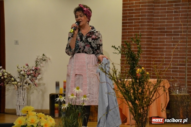 Zdjęcie w galerii na portalu naszraciborz.pl: O kobietach i nie tylko z przymrużeniem oka - montaż słowno-muzyczny na zamku wiadomości z regionu