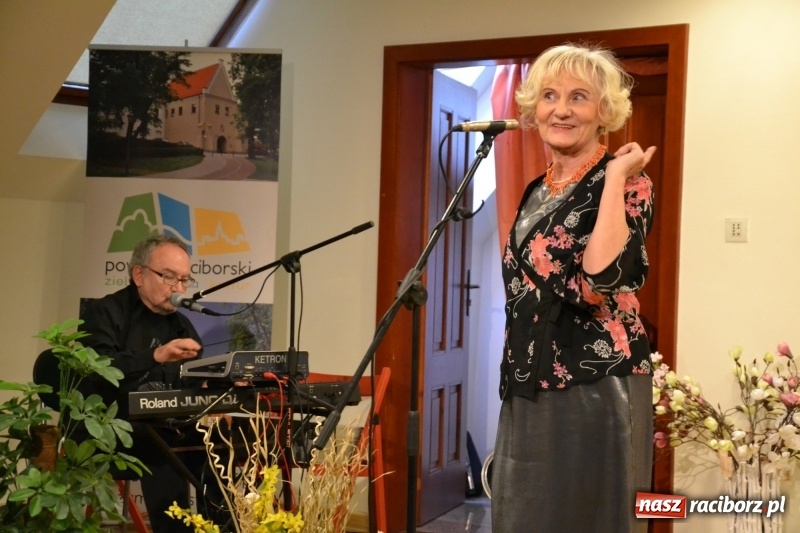 Zdjęcie w galerii na portalu naszraciborz.pl: O kobietach i nie tylko z przymrużeniem oka - montaż słowno-muzyczny na zamku wiadomości z regionu