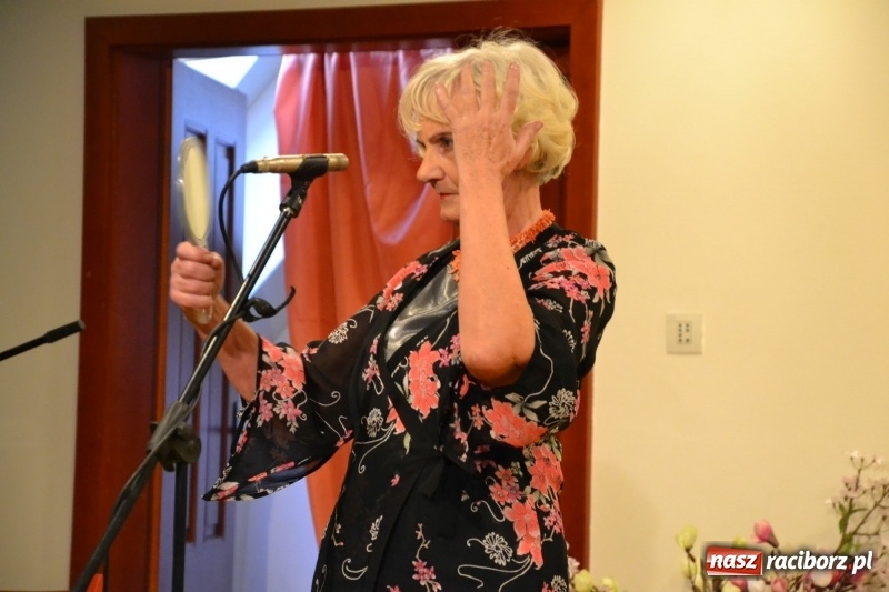 Zdjęcie w galerii na portalu naszraciborz.pl: O kobietach i nie tylko z przymrużeniem oka - montaż słowno-muzyczny na zamku wiadomości z regionu