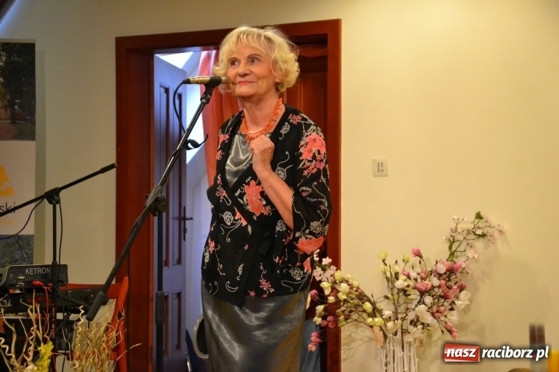 Zdjęcie w galerii na portalu naszraciborz.pl: O kobietach i nie tylko z przymrużeniem oka - montaż słowno-muzyczny na zamku wiadomości z regionu