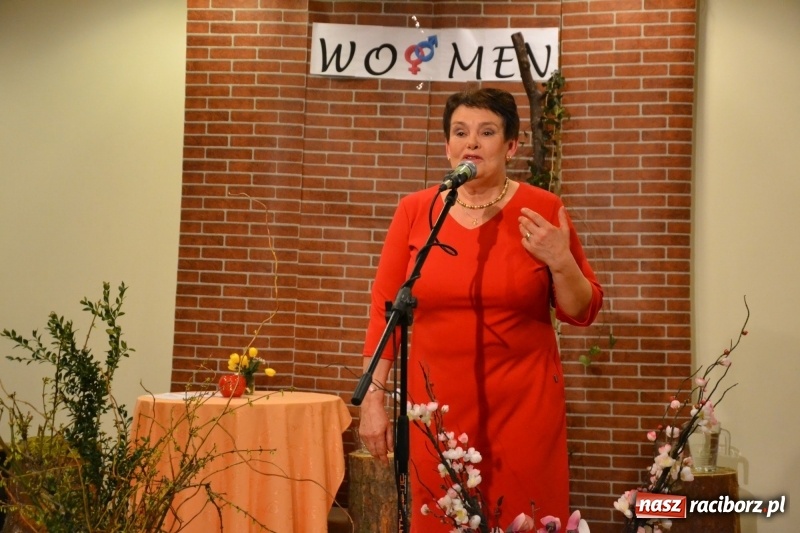 Zdjęcie w galerii na portalu naszraciborz.pl: O kobietach i nie tylko z przymrużeniem oka - montaż słowno-muzyczny na zamku wiadomości z regionu