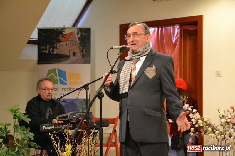 Zdjęcie w galerii na portalu naszraciborz.pl: O kobietach i nie tylko z przymrużeniem oka - montaż słowno-muzyczny na zamku wiadomości z regionu