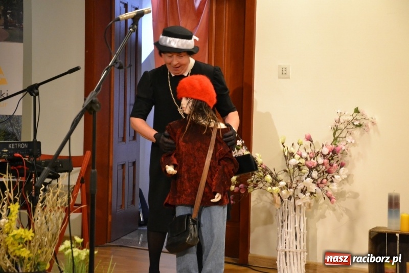 Zdjęcie w galerii na portalu naszraciborz.pl: O kobietach i nie tylko z przymrużeniem oka - montaż słowno-muzyczny na zamku wiadomości z regionu