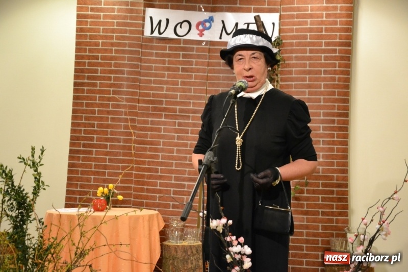 Zdjęcie w galerii na portalu naszraciborz.pl: O kobietach i nie tylko z przymrużeniem oka - montaż słowno-muzyczny na zamku wiadomości z regionu