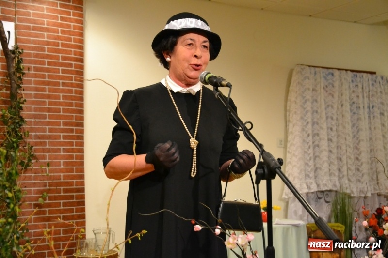 Zdjęcie w galerii na portalu naszraciborz.pl: O kobietach i nie tylko z przymrużeniem oka - montaż słowno-muzyczny na zamku wiadomości z regionu