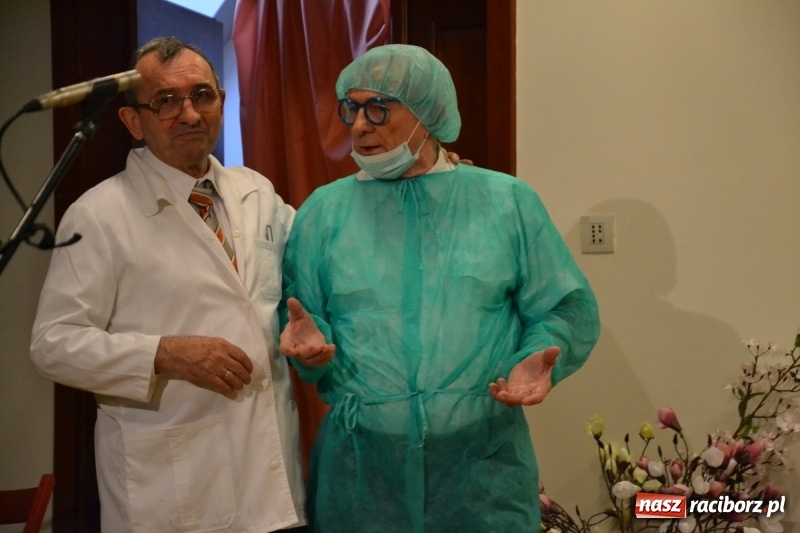 Zdjęcie w galerii na portalu naszraciborz.pl: O kobietach i nie tylko z przymrużeniem oka - montaż słowno-muzyczny na zamku wiadomości z regionu