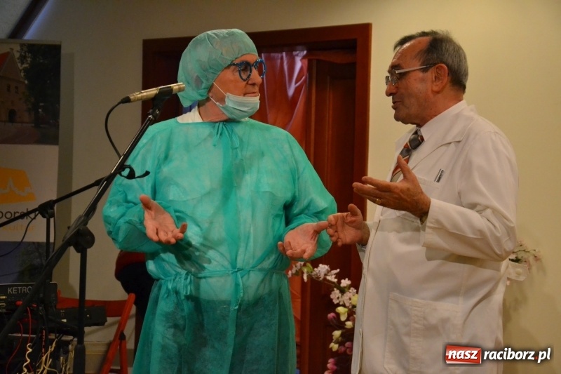 Zdjęcie w galerii na portalu naszraciborz.pl: O kobietach i nie tylko z przymrużeniem oka - montaż słowno-muzyczny na zamku wiadomości z regionu