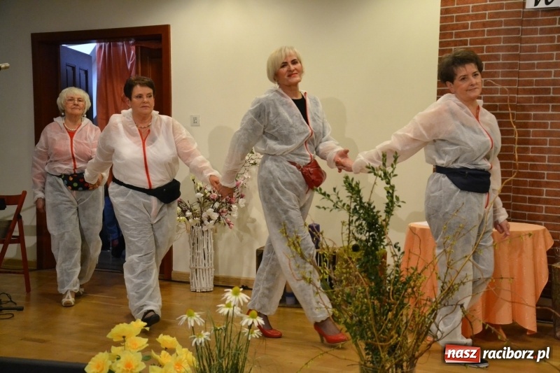 Zdjęcie w galerii na portalu naszraciborz.pl: O kobietach i nie tylko z przymrużeniem oka - montaż słowno-muzyczny na zamku wiadomości z regionu