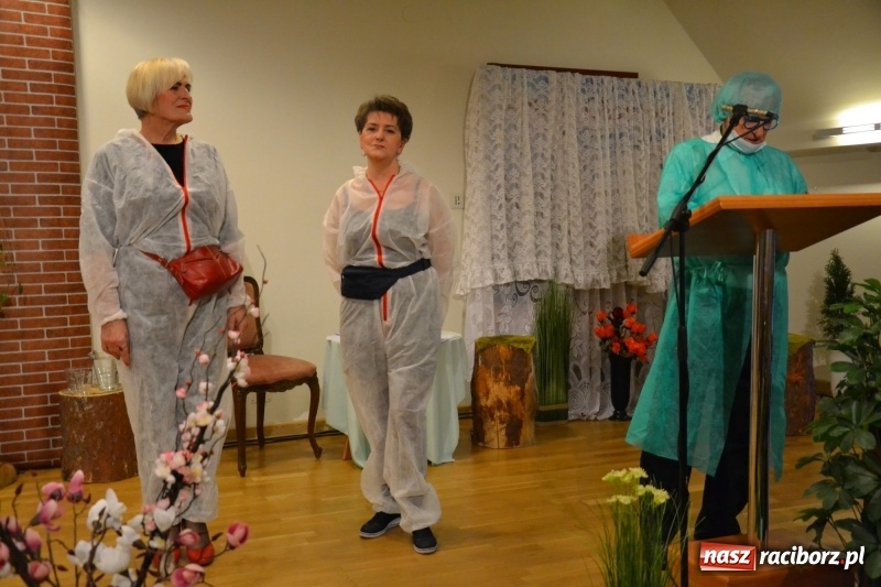 Zdjęcie w galerii na portalu naszraciborz.pl: O kobietach i nie tylko z przymrużeniem oka - montaż słowno-muzyczny na zamku wiadomości z regionu