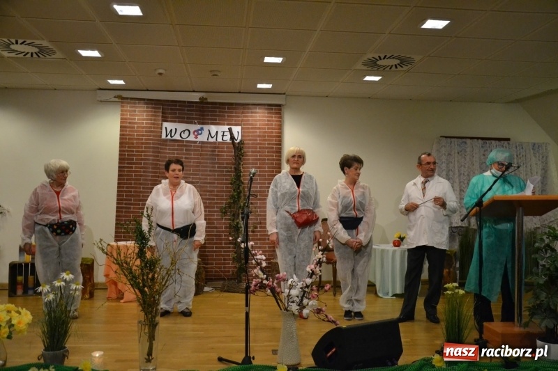 Zdjęcie w galerii na portalu naszraciborz.pl: O kobietach i nie tylko z przymrużeniem oka - montaż słowno-muzyczny na zamku wiadomości z regionu