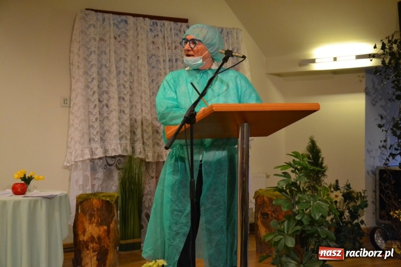 Zdjęcie w galerii na portalu naszraciborz.pl: O kobietach i nie tylko z przymrużeniem oka - montaż słowno-muzyczny na zamku wiadomości z regionu