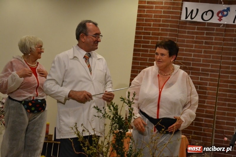 Zdjęcie w galerii na portalu naszraciborz.pl: O kobietach i nie tylko z przymrużeniem oka - montaż słowno-muzyczny na zamku wiadomości z regionu