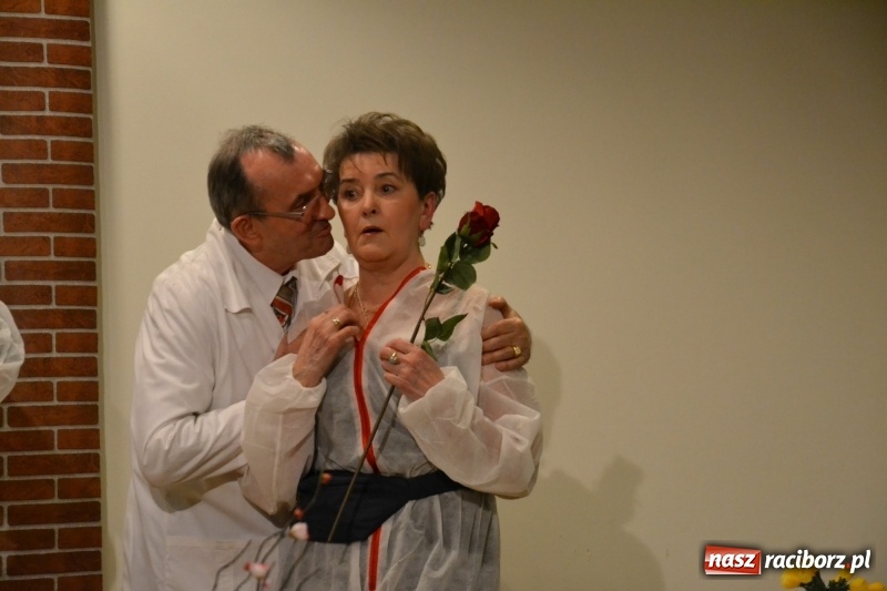 Zdjęcie w galerii na portalu naszraciborz.pl: O kobietach i nie tylko z przymrużeniem oka - montaż słowno-muzyczny na zamku wiadomości z regionu
