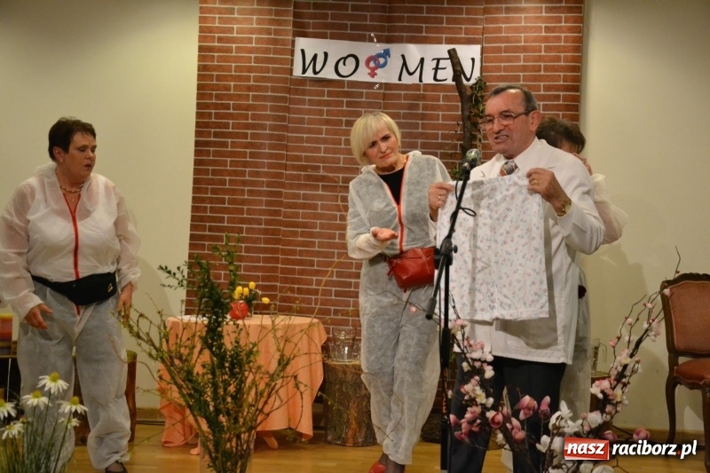 Zdjęcie w galerii na portalu naszraciborz.pl: O kobietach i nie tylko z przymrużeniem oka - montaż słowno-muzyczny na zamku wiadomości z regionu