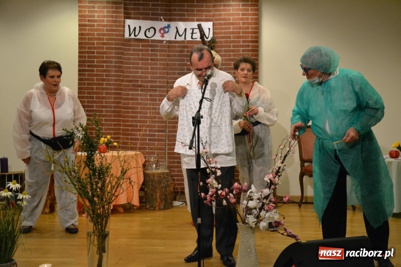 Zdjęcie w galerii na portalu naszraciborz.pl: O kobietach i nie tylko z przymrużeniem oka - montaż słowno-muzyczny na zamku wiadomości z regionu