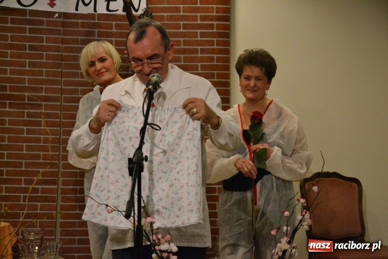 Zdjęcie w galerii na portalu naszraciborz.pl: O kobietach i nie tylko z przymrużeniem oka - montaż słowno-muzyczny na zamku wiadomości z regionu