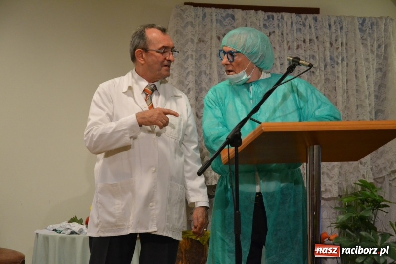 Zdjęcie w galerii na portalu naszraciborz.pl: O kobietach i nie tylko z przymrużeniem oka - montaż słowno-muzyczny na zamku wiadomości z regionu