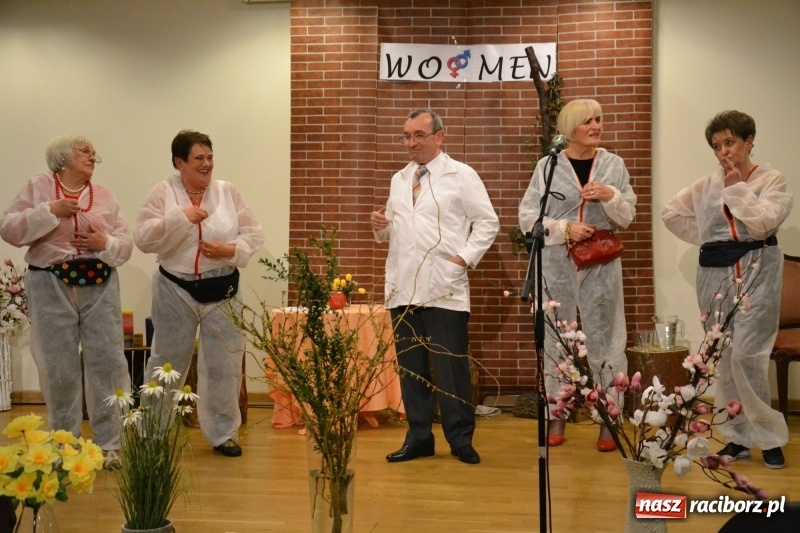 Zdjęcie w galerii na portalu naszraciborz.pl: O kobietach i nie tylko z przymrużeniem oka - montaż słowno-muzyczny na zamku wiadomości z regionu