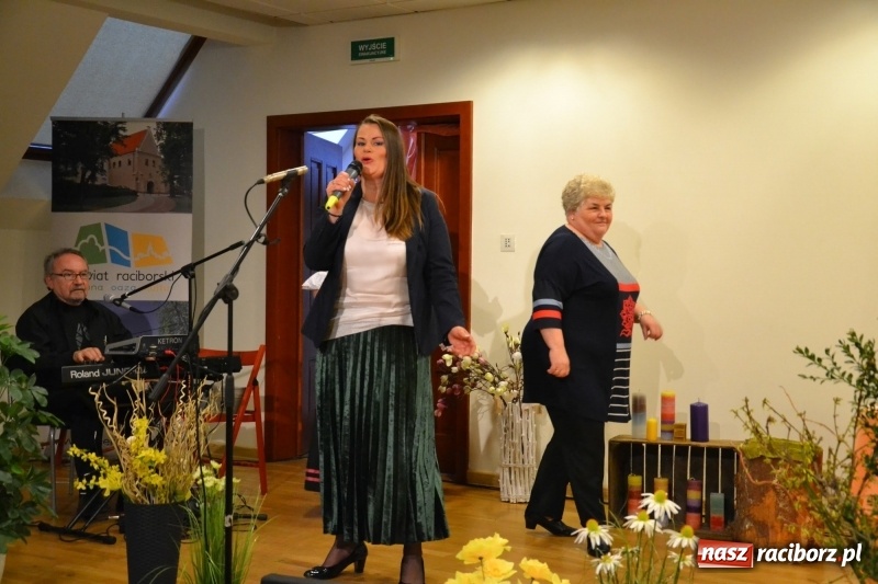 Zdjęcie w galerii na portalu naszraciborz.pl: O kobietach i nie tylko z przymrużeniem oka - montaż słowno-muzyczny na zamku wiadomości z regionu