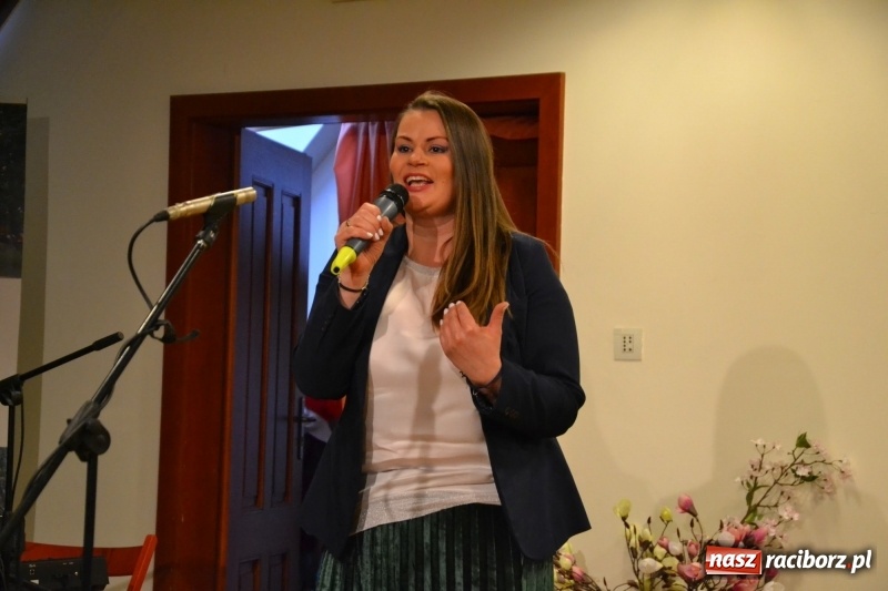 Zdjęcie w galerii na portalu naszraciborz.pl: O kobietach i nie tylko z przymrużeniem oka - montaż słowno-muzyczny na zamku wiadomości z regionu