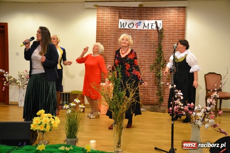 Zdjęcie w galerii na portalu naszraciborz.pl: O kobietach i nie tylko z przymrużeniem oka - montaż słowno-muzyczny na zamku wiadomości z regionu
