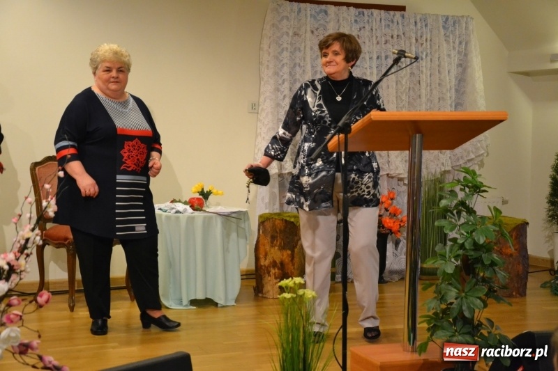 Zdjęcie w galerii na portalu naszraciborz.pl: O kobietach i nie tylko z przymrużeniem oka - montaż słowno-muzyczny na zamku wiadomości z regionu