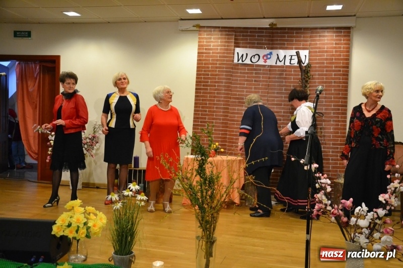 Zdjęcie w galerii na portalu naszraciborz.pl: O kobietach i nie tylko z przymrużeniem oka - montaż słowno-muzyczny na zamku wiadomości z regionu