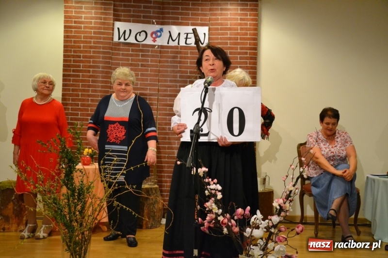 Zdjęcie w galerii na portalu naszraciborz.pl: O kobietach i nie tylko z przymrużeniem oka - montaż słowno-muzyczny na zamku wiadomości z regionu