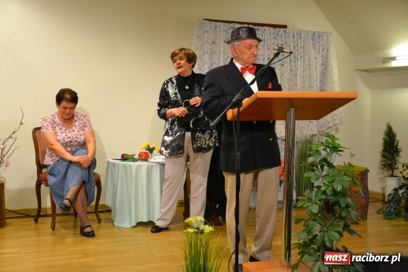 Zdjęcie w galerii na portalu naszraciborz.pl: O kobietach i nie tylko z przymrużeniem oka - montaż słowno-muzyczny na zamku wiadomości z regionu