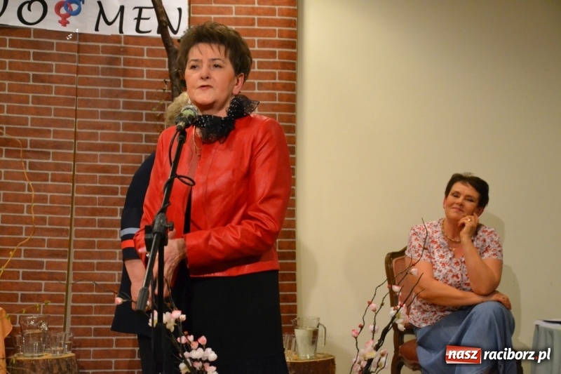 Zdjęcie w galerii na portalu naszraciborz.pl: O kobietach i nie tylko z przymrużeniem oka - montaż słowno-muzyczny na zamku wiadomości z regionu