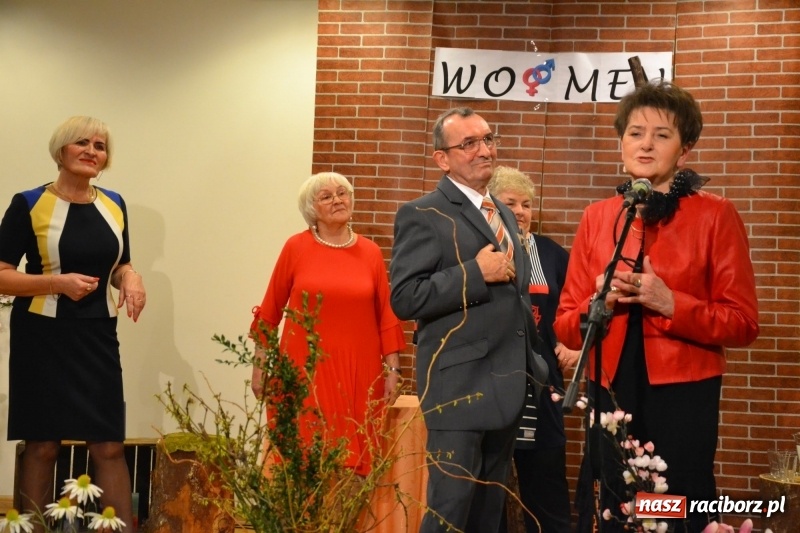 Zdjęcie w galerii na portalu naszraciborz.pl: O kobietach i nie tylko z przymrużeniem oka - montaż słowno-muzyczny na zamku wiadomości z regionu