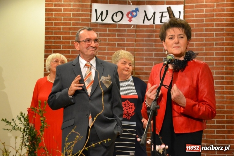 Zdjęcie w galerii na portalu naszraciborz.pl: O kobietach i nie tylko z przymrużeniem oka - montaż słowno-muzyczny na zamku wiadomości z regionu