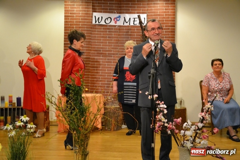 Zdjęcie w galerii na portalu naszraciborz.pl: O kobietach i nie tylko z przymrużeniem oka - montaż słowno-muzyczny na zamku wiadomości z regionu