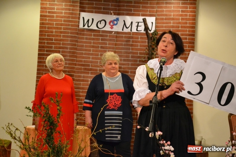 Zdjęcie w galerii na portalu naszraciborz.pl: O kobietach i nie tylko z przymrużeniem oka - montaż słowno-muzyczny na zamku wiadomości z regionu