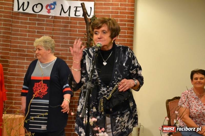 Zdjęcie w galerii na portalu naszraciborz.pl: O kobietach i nie tylko z przymrużeniem oka - montaż słowno-muzyczny na zamku wiadomości z regionu