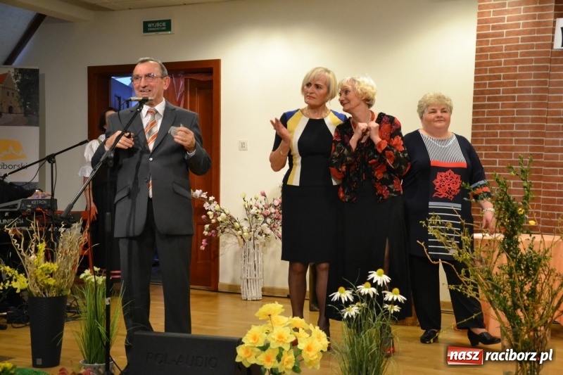 Zdjęcie w galerii na portalu naszraciborz.pl: O kobietach i nie tylko z przymrużeniem oka - montaż słowno-muzyczny na zamku wiadomości z regionu