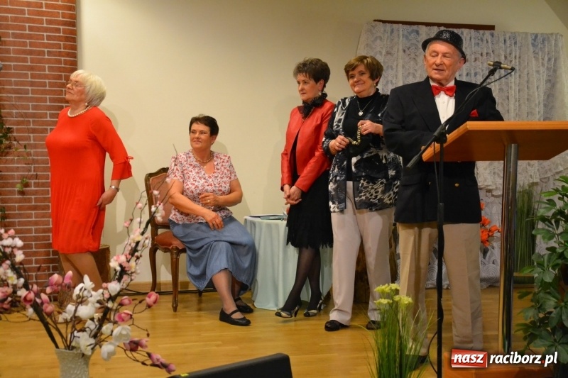 Zdjęcie w galerii na portalu naszraciborz.pl: O kobietach i nie tylko z przymrużeniem oka - montaż słowno-muzyczny na zamku wiadomości z regionu