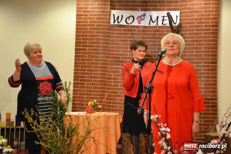 Zdjęcie w galerii na portalu naszraciborz.pl: O kobietach i nie tylko z przymrużeniem oka - montaż słowno-muzyczny na zamku wiadomości z regionu