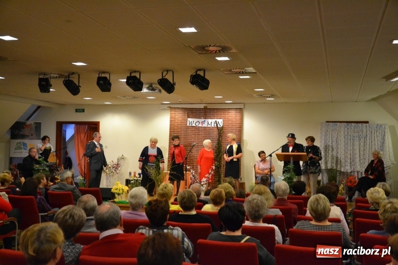 Zdjęcie w galerii na portalu naszraciborz.pl: O kobietach i nie tylko z przymrużeniem oka - montaż słowno-muzyczny na zamku wiadomości z regionu